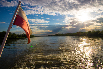flaga polska na rufie w zachodzie słońca © Marcin