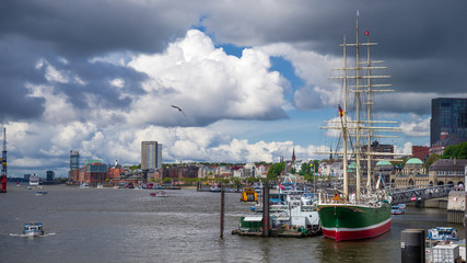 Hafen Hamburg am Johannisbollwerk entzerrt