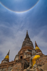 Fototapeta premium ワット・ヤイ・チャイ・モンコン 仏塔と日暈