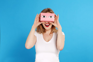 jeune femme blonde souriante fond bleu 