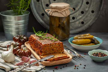 Pasztet z soczewicy i z warzyw na drewnianej tacce