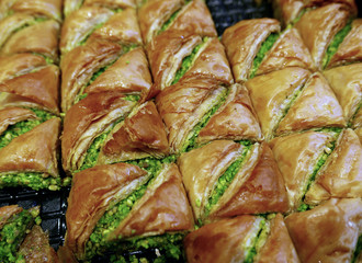 gustosi alimenti fritti e al forno esposti al mercato