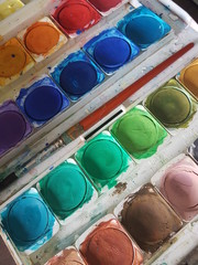 Wasserfarbkasten und Pinsel