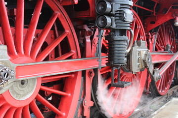 Räder einer historischen Dampflokomotive