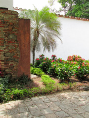 Fototapeta na wymiar Jardín Tropical Casa Colonial Suelo Empedrado