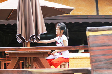 Fototapeta na wymiar Asian Students ,Children working in the restaurant during the summer