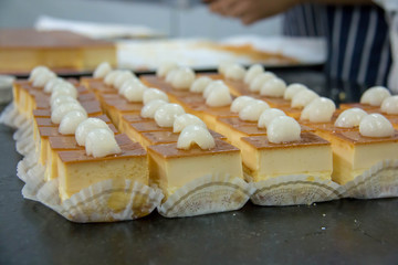  delicious mini caramel cheese cake with fruit