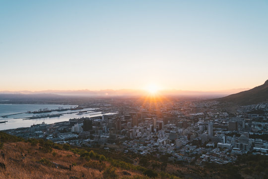 Aussicht im Sonnenaufgang auf Tafelberg und Kapstadt 