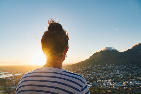 Aussicht im Sonnenaufgang auf Tafelberg und Kapstadt 
