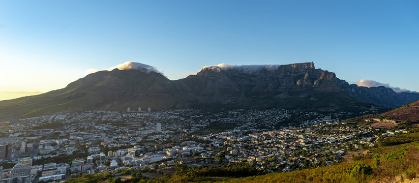 Aussicht im Sonnenaufgang auf Tafelberg und Kapstadt 
