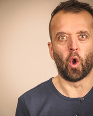 Obraz premium Astonished shocked adult man