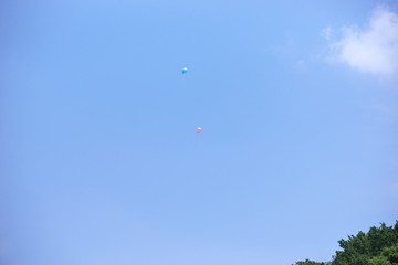 青空に風船