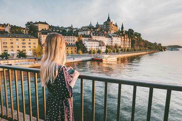 Toeristische vrouw die de stad Stockholm bezoekt en geniet van het uitzicht op reizende levensstijl zomervakanties in Zweden