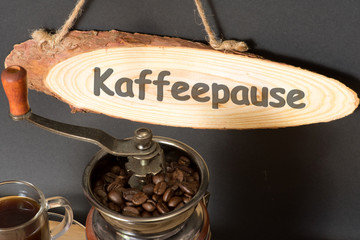 Kaffeemühle und Schild Kaffeepause