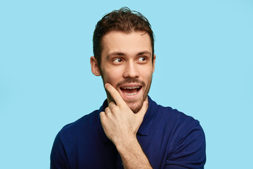 Fototapeta premium what a great, good idea.smiling cunning man in braces looking at the copy space. place for text