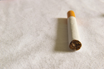 Zigarette auf weißem Tuch