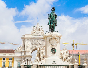 Fototapeta premium Arco da Vitoria, equestrian statue of King Joseph I at Praca do Comercio, Lisbon, Portugal