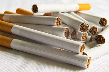 Zigaretten auf wei&szlig;em Tuch