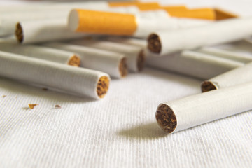 Zigaretten auf weißem Tuch - obrazy, fototapety, plakaty