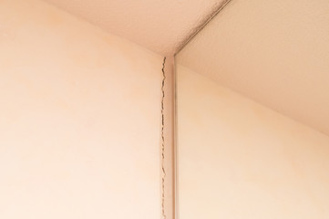 地震による屋内の壁のひび割れ