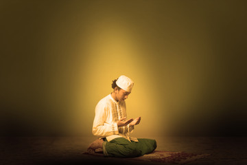 Fototapeta premium Muslim men with an attitude to call to prayer