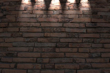 Lumière sur mur de vieilles briques 