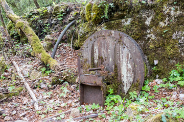 Verlassene Metallmine mit Stollen