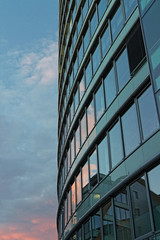 Fototapeta na wymiar Gebäude mit Fensterfront modern