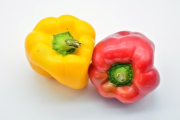 Pimientos en diferentes estados de maduración, verde, amarillo y rojo