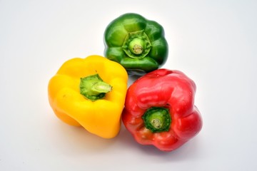 Pimientos en diferentes estados de maduración, verde, amarillo y rojo