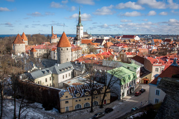 Obraz premium Tallinn von oben aus der Vogelperspektive mit Kirchturm 
