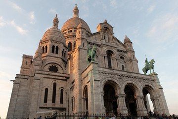 Fototapeta na wymiar The Basilica of the Sacred Heart of Paris in Monmartre hill