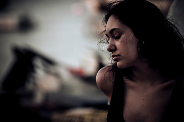 Retrato de mujer joven morena con los ojos cerrados pensando y reflexionando