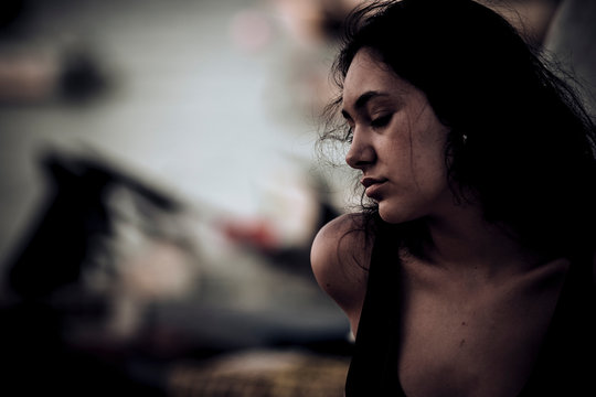 Retrato de mujer joven morena con los ojos cerrados pensando y reflexionando