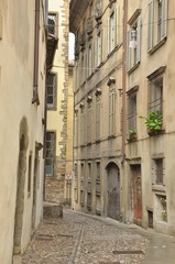 Fototapeta na wymiar Alley in Bergamo, Italy
