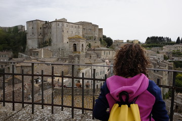 Fototapeta premium tourist admires the town of Sorano in Tuscany