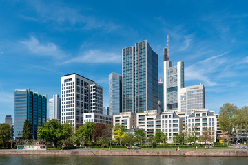 Fototapeta na wymiar Die Skyline der Frankfurter Innenstadt vom Main aus gesehen