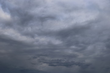 Meteo nuvoloso cielo pieno di nubi con atmosfera di pioggia