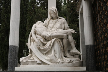 Estatua o escultura de la Virgen Maria con el cuerpo de Jesus en sus brazos, en el Cementerio San Pedro