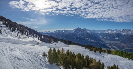 Panorámica de paisaje alpino en Patscherkofel , estación de esquí del Tirol en Innsbruck, Austria, invierno de 2018