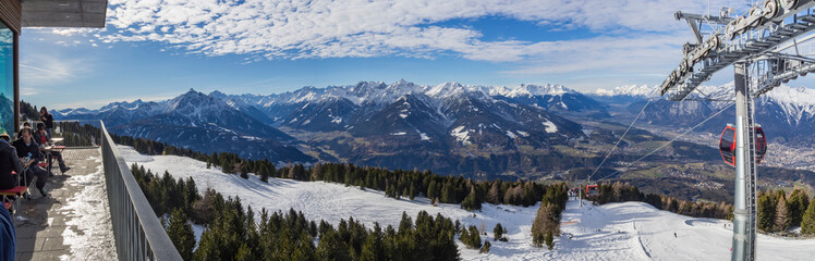 Panorámica de paisaje alpino en Patscherkofel , estación de esquí del Tirol en Innsbruck, Austria, invierno de 2018