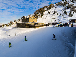 Paisaje alpino en Patscherkofel , estación de esquí del Tirol en Innsbruck, Austria, invierno de...