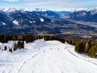 Paisaje alpino en Patscherkofel , estación de esquí del Tirol en Innsbruck, Austria, invierno de...