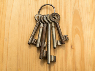 Der richtige Schlüssel in der Hand öffnet die Tür