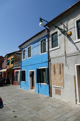 Fototapeta na wymiar tourist in coloured italian house