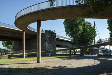 Rheinpark Golzheim Düsseldorf und Theodor-Heuss-Brücke