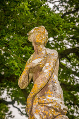 Fototapeta na wymiar statue of woman in garden