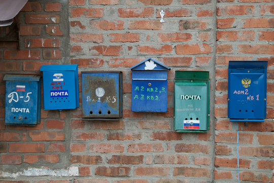6 mailboxes in a communal apartment
