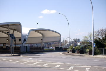 Der modern überdachte Busbahnhof der Haltestelle Brückenkopf in Mainz Kastel an der...