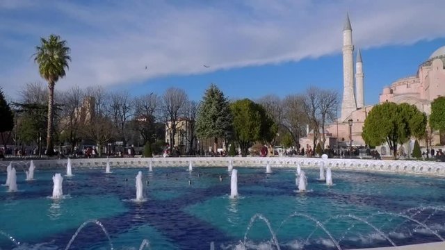 Springbrunnen vor dem Sultansmausoleum in Istanbul, Fatih, im Winter,  2. Februar 2019